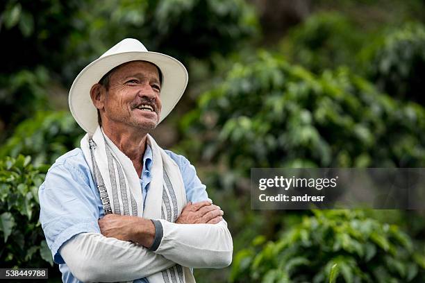 landwirt arbeitet auf einer kaffeefarm - fair trade stock-fotos und bilder