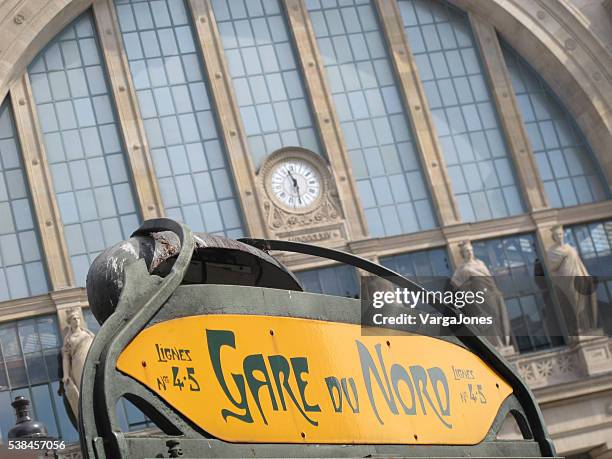 正面玄関とサイン、ガールデュノール - gare du nord ストックフォトと画像