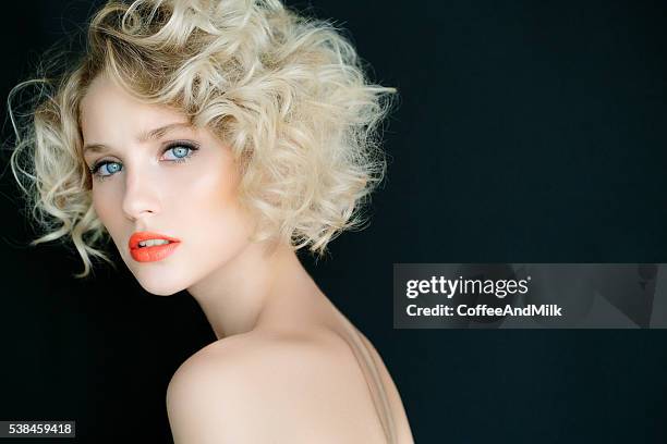 mulher bonita com cheio de estilo de cabelo - bob imagens e fotografias de stock