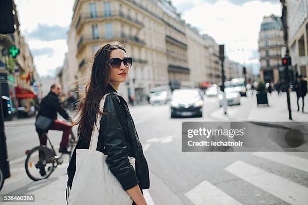 jovem parisiense mulher andar - saco tote imagens e fotografias de stock