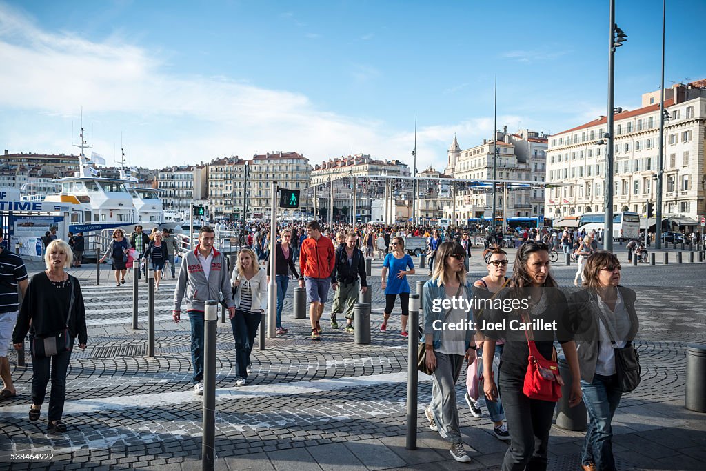 As pessoas atravessam a rua em Marselha, França