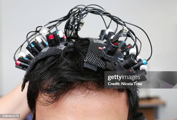 brain monitoring head piece on patients head - eeg stockfoto's en -beelden