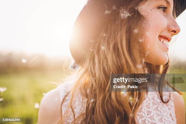 niedlich mädchen mit löwenzahn samen in ihr haar - boho stock-fotos und bilder