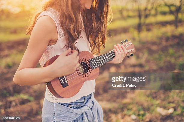 meine musik ist immer mit mir - ukulele stock-fotos und bilder