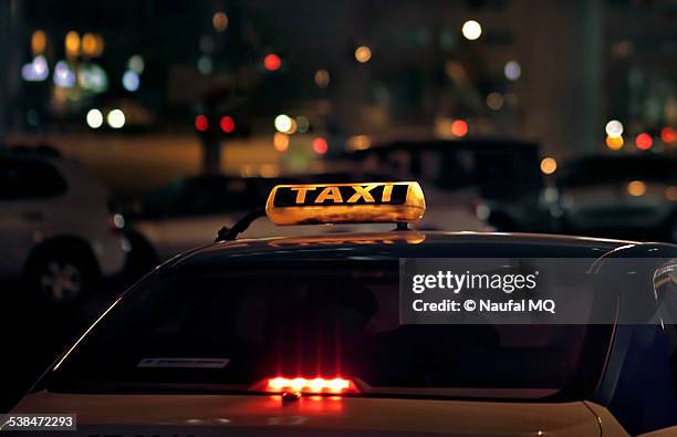 taxi in dubai - dubai taxi foto e immagini stock