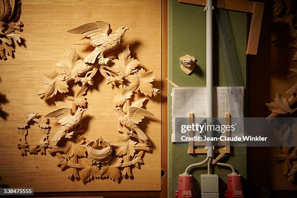 german cuckoo clock traditionally made in triberg - kuckucksuhr stock-fotos und bilder