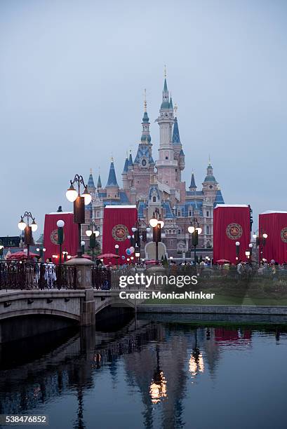 shanghai disneyland enchanted storybook castle - disneyland shanghai stockfoto's en -beelden