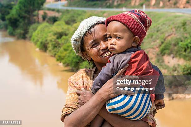 fière mère avec son bébé garçon - madagascar photos et images de collection