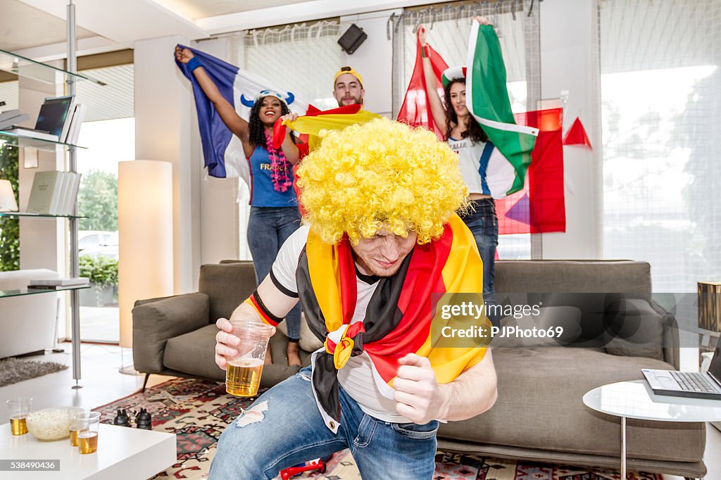 Deutscher Fan freut sich, halten Glas von Bier