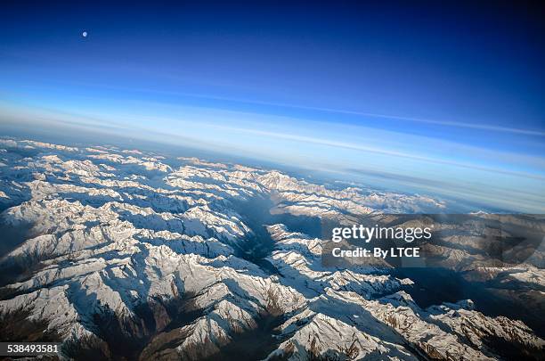 aerial view of european alps. - vanuit een cockpit stockfoto's en -beelden