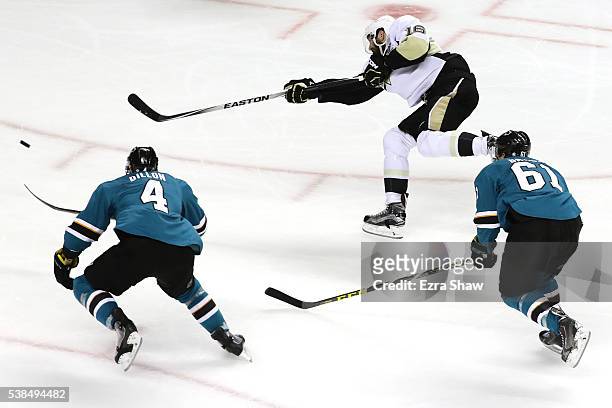 Eric Fehr of the Pittsburgh Penguins scores against the San Jose Sharks in the third period of Game Four of the 2016 NHL Stanley Cup Final at SAP...