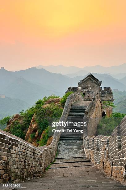 great wall of china - chinesische mauer stock-fotos und bilder