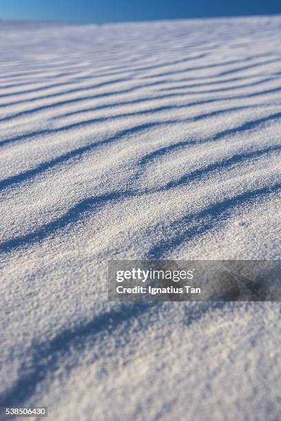 rippled sand at white sands national monument - ignatius tan stock-fotos und bilder