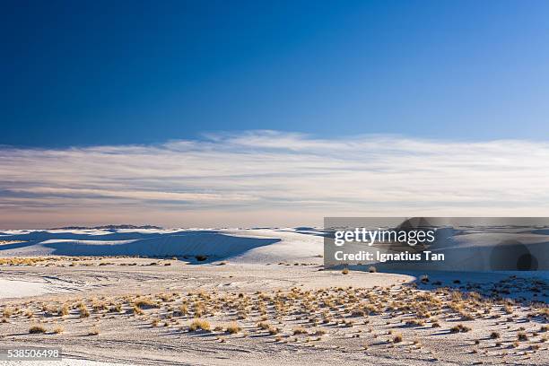 white sand dunes with low winter sun at white sands national monument - ignatius tan stock-fotos und bilder