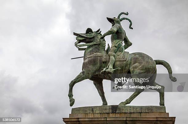 francisco pizarro statue in trujillo - francisco pizarro - fotografias e filmes do acervo