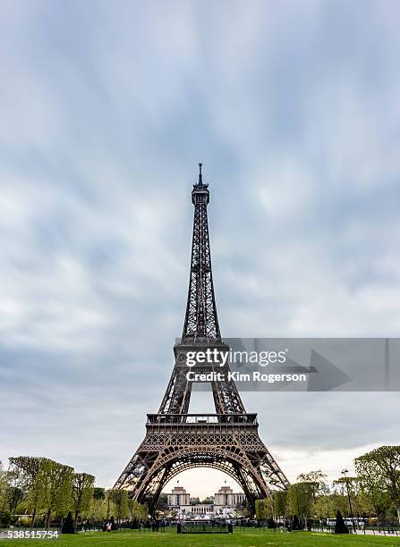 eiffel tower with the palais de chaillot in the background - palais de chaillot foto e immagini stock