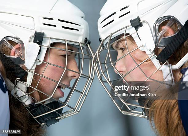 hockey girls face off - ice hockey day 10 stockfoto's en -beelden