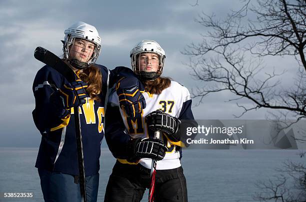 hockey girls portrait. - ijshockeystick stockfoto's en -beelden