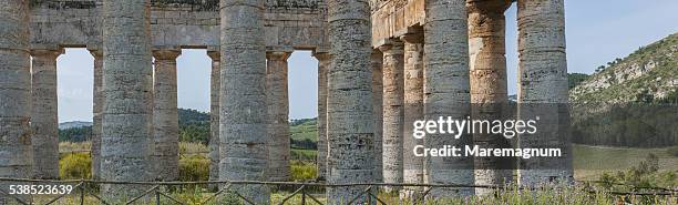 segesta, the temple - grécia antiga imagens e fotografias de stock