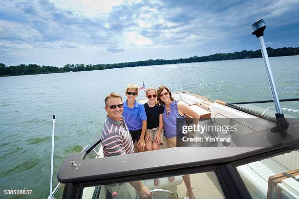 familie sommer urlaub bootsfahrten auf dem see - motorbootfahren stock-fotos und bilder