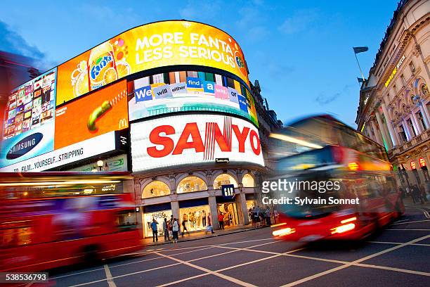 piccadilly circus at dusk, london - picadilly imagens e fotografias de stock