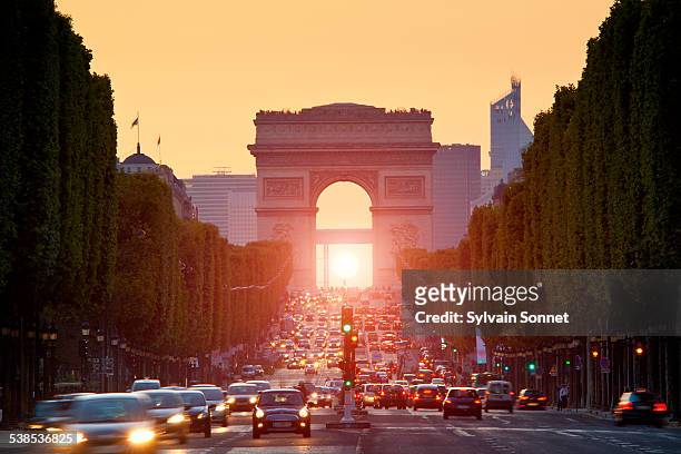 paris, arc de triomphe at sunset - paris france stock pictures, royalty-free photos & images