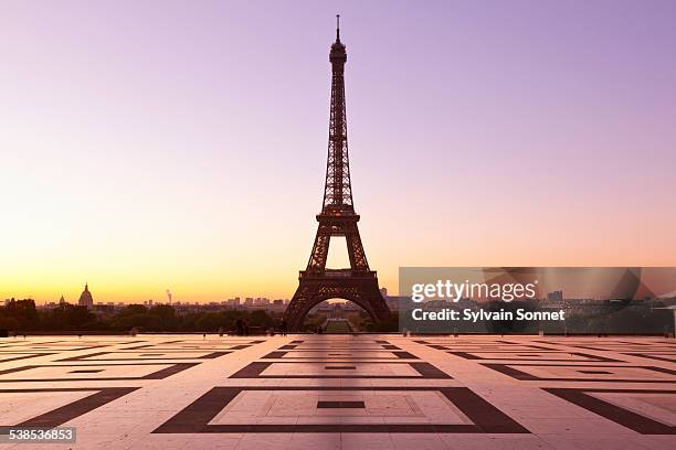 esplanade du trocadero, paris - la tour eiffel stockfoto's en -beelden