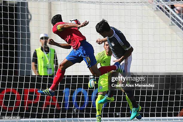 Bryan Ruiz of Costa Rica attempts a header on goal during the 2016 Copa America Centenario Group A match between Costa Rica and Paraguay at Camping...