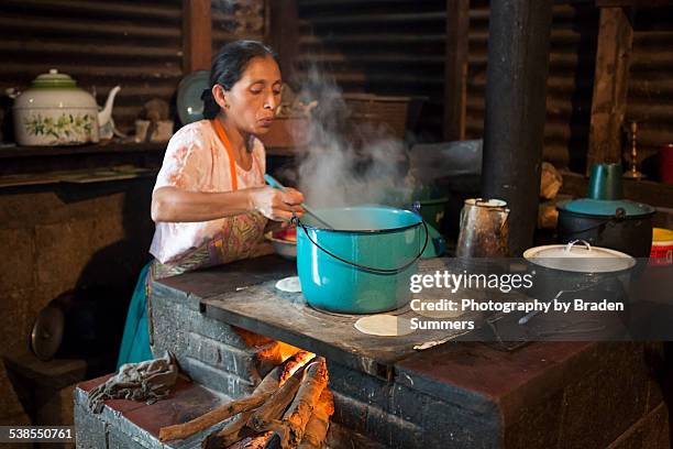 woman cooking - rural guatemala - wood burning stove fotografías e imágenes de stock