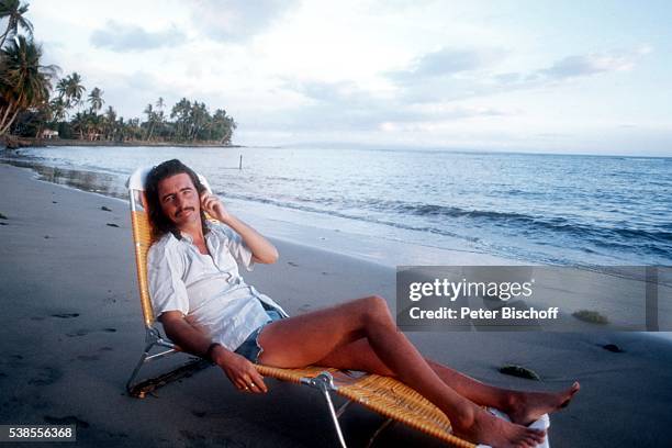 Alice Cooper, am Strand im Urlaub am auf Maui, Hawaii, USA.