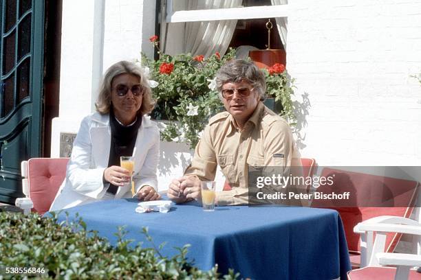 Dr. Peter Krohn, Ehefrau Doris Krohn, Urlaub am im Gasthaus "Friesenstube" auf Nordsee-Insel Sylt, Deutschland.