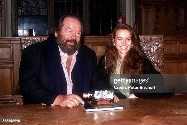 Bud Spencer, Tochter Diamante Spencer, Eintrag ins Goldene Buch der Stadt Bremen am im Rathaus in Bremen, Deutschland.