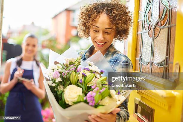 flower delivery girl makes her drop - sources stockfoto's en -beelden