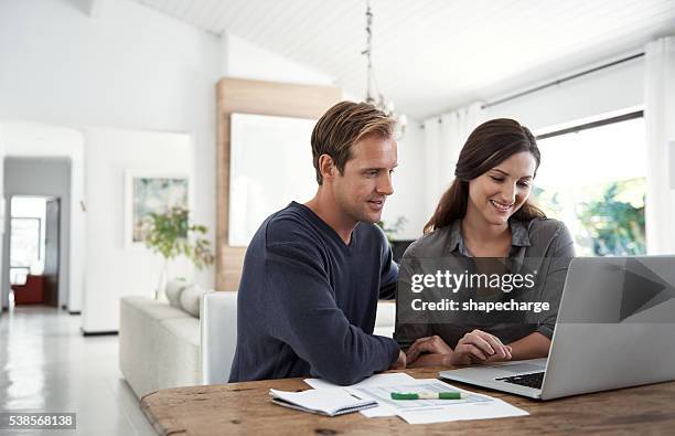 setting financial goals as a couple - young couple laptop stock pictures, royalty-free photos & images