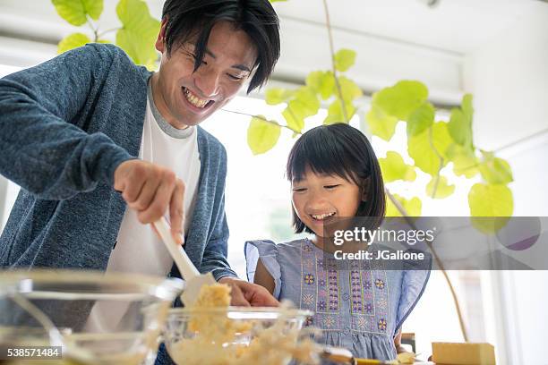 vater und tochter zusammen backen - 2 people back asian stock-fotos und bilder