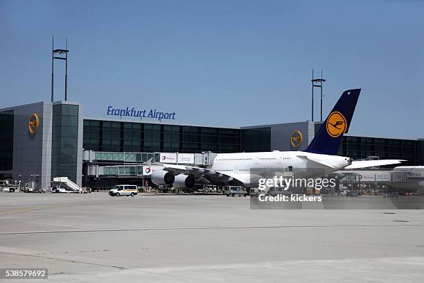 airbus a380 preliminares aeropuerto de aire de entrada - frankfurt international airport fotografías e imágenes de stock