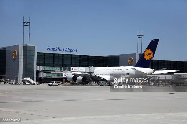 airbus a380 parcheggiate aria aeroporto porta - aeroporto internazionale di francoforte foto e immagini stock