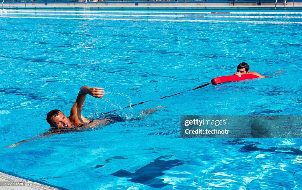 Senior Männlich Rettungsschwimmer in die Handlung wohltuende