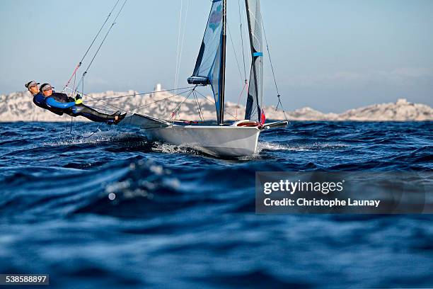 49erfx pair training during a sunny and windy day in marseille, france. - 馬賽族 個照片及圖片檔