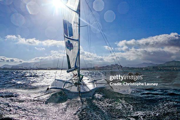 49erfx pair training during a sunny and windy day in marseille, france. - 馬賽族 個照片及圖片檔