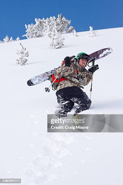 a male skier hikes to his ski line at big sky resort in big sky, montana. - homme en contre plongée fait le pitre photos et images de collection
