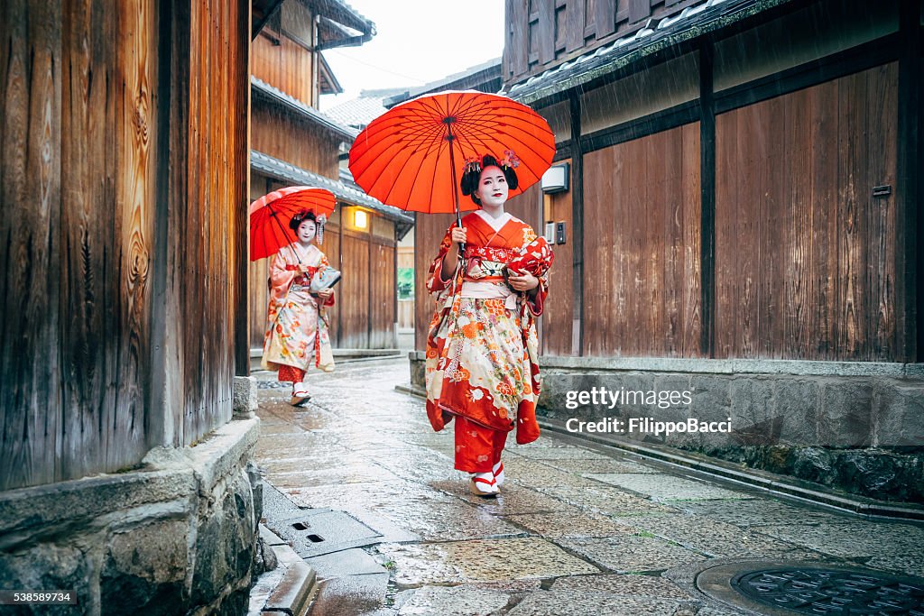 Maiko mulheres caminhando em Kyoto