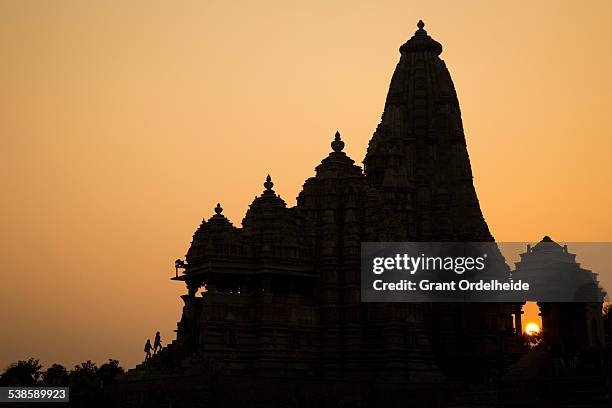 tourists visiting lakshmana temple in khajuraho india. - lakshmana temple stock pictures, royalty-free photos & images