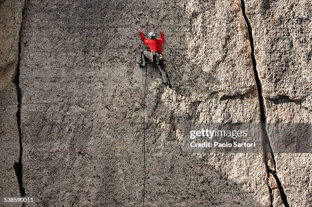 man climbing a wall near corbets couloir, jackson hole, wyoming. - climber imagens e fotografias de stock