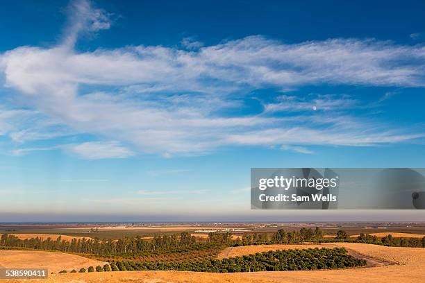 country landscape in fresno valley - fresno californië stockfoto's en -beelden