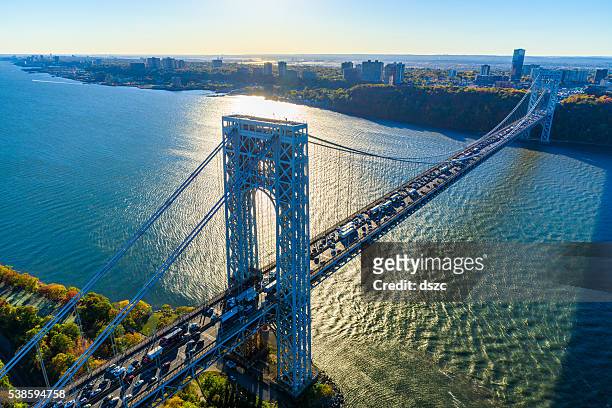george washington bridge, à new york, les heures de pointe, vue depuis un hélicoptère, silhouette - new jersey photos et images de collection