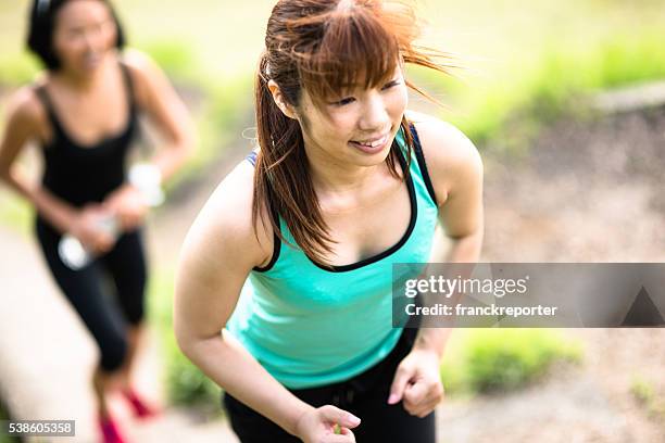 fitness japanische frau, die auf den park - best bosom stock-fotos und bilder