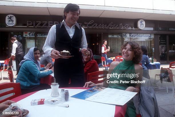 Edina Pop, Kellner, Stadtbummel mit Besuch vom italienischen Eis-Café am in München, Deutschland.