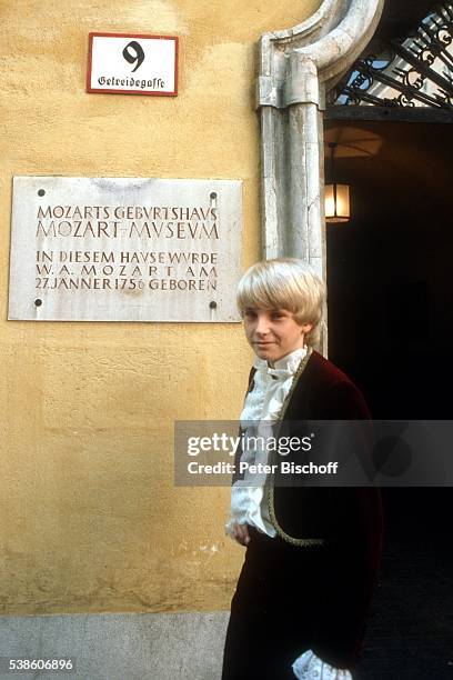 Andreas Baumann , Stadtbummel am vor dem "Mozart-Museum" in Salzburg, Österreich.