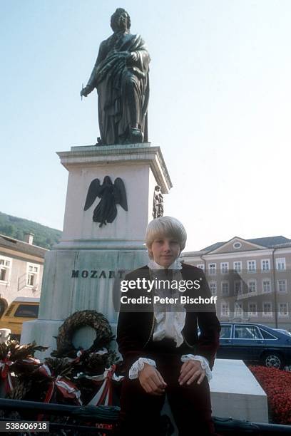 Andreas Baumann , Stadtbummel am vor dem "Mozart-Denkmal" in Salzburg, Österreich.